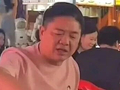 京东集团创始人刘强东深夜现身福建福州路边摊，嗦螺蛳粉、炫小龙虾，餐后还与摊主合影