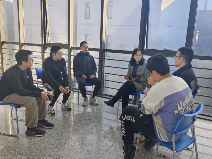 2025年10月，南开大学计算机学院教授赵宏（右三）用苏格拉底式提问，启发学生自主发现问题本质。受访者供图
