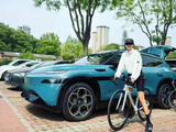 辛芷蕾五一素颜出游，喝咖啡骑车好惬意，难怪她状态能这么好