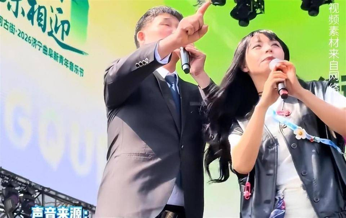 从2011年穿着军大衣在《星光大道》唱《滚滚长江东逝水》走红，到2026年因为一句网络热梗再度翻红，十五年过去了。 他依然住在农村的老家，种地、喂鸡，用着旧手机。 商演报价十年没变，面对玩梗全网宽容，被问会不会过气，答案是想回家种地。 在流量价格水涨船高的今天，大衣哥的“10万元3首歌”，成了一个独特的注脚。