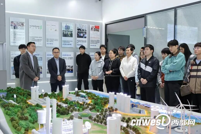 研究生在企业实地考察。