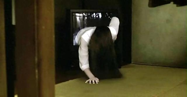 贞子从电视机里披头散发爬出来的一幕，曾给80后、90后留下心理阴影。《午夜凶铃》剧照 