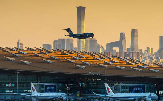 5月3日下午，北京首都国际机场，美国空军C-17“环球霸王Ⅲ”战略运输机抵达。视觉中国供图
