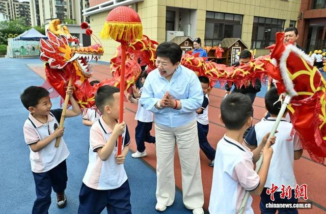 5月9日，在绩溪县幼儿园吴家山校区，王琳达与孩子们互动。 中新社记者 韩苏原 摄