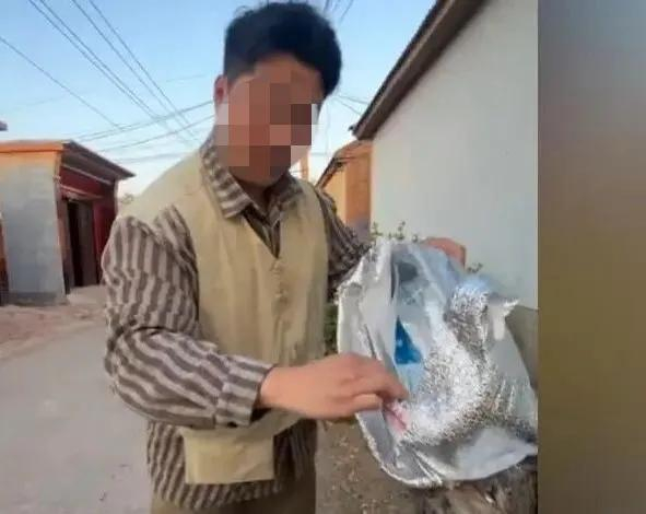 商家翻遍垃圾桶找证据 （相关视频截图）