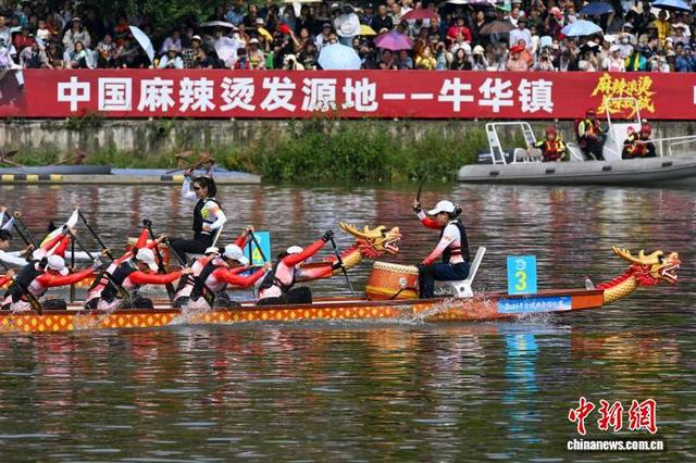 图为200米比赛现场参赛队你追我赶，不分上下。中新社记者 刘忠俊 摄 