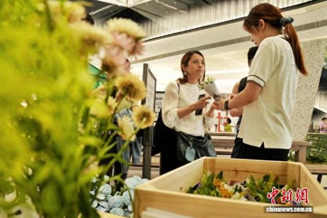 5月10日，正值母亲节，香港九龙城一家商场举行花束换领活动，吸引市民参与。中新社记者张祥毅 摄