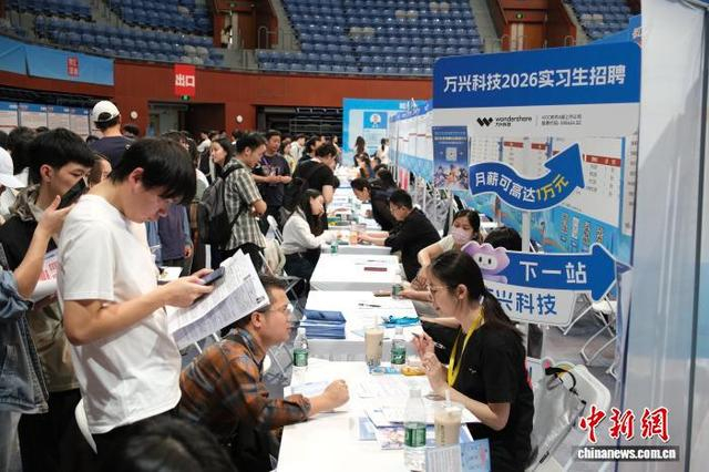 5月10日，求职者与企业方进行一对一沟通。中新社记者 曹丹 摄