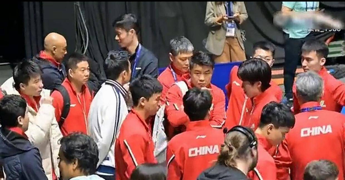 马龙还是像以前那样，等王楚钦走过来，伸手揉了揉他的头发，说“打得不错”。 王楚钦低头笑，没说话，但脚步已经稳了，像小时候跟着马龙去食堂吃饭那样，不紧不慢跟在旁边。 场馆外的风刮过来，吹起他们的衣角，红色的运动服挨在一起，还是十几年前训练馆里的样子。