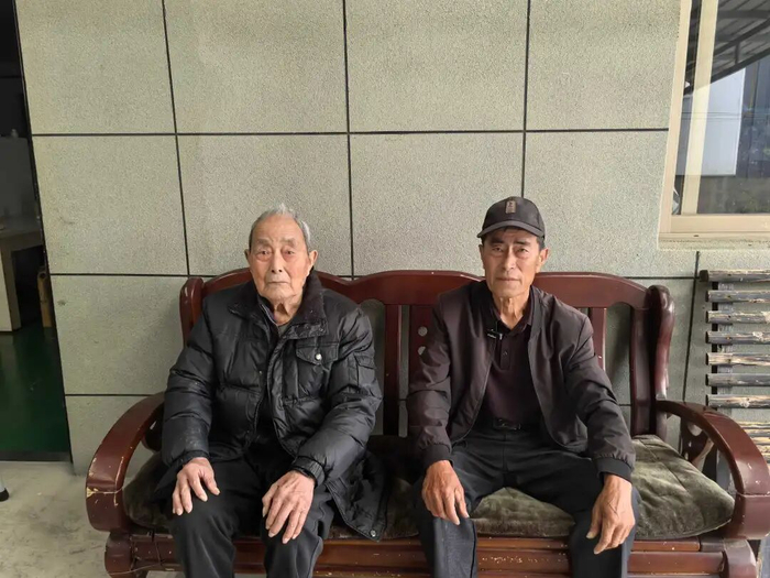 大儿子俞南孙（右）