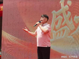 大衣哥青岛商演遭观众狂热围堵，被保安架住半抬护送离场尽显疲惫