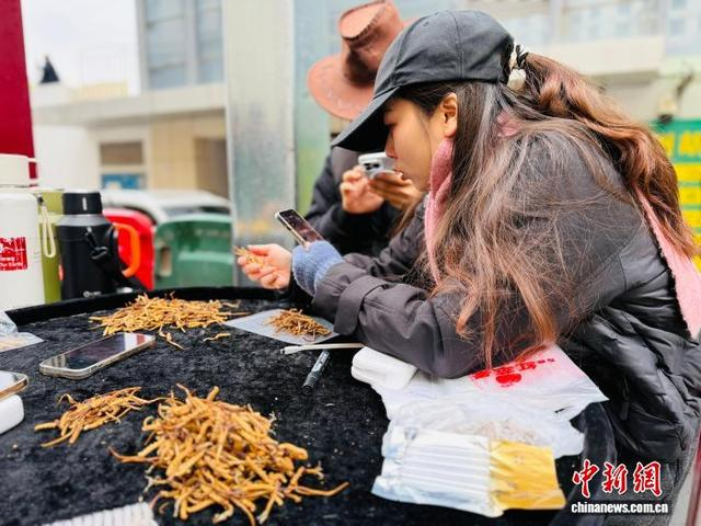5月7日，客商在交易市场直播带货。中新社记者 孙睿 摄