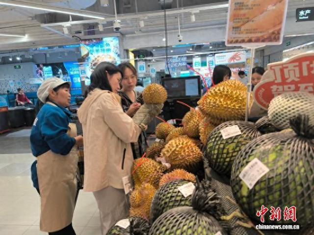 5月8日，重庆市两江新区一水果店内，顾客正在挑选泰国榴莲。张旭 摄