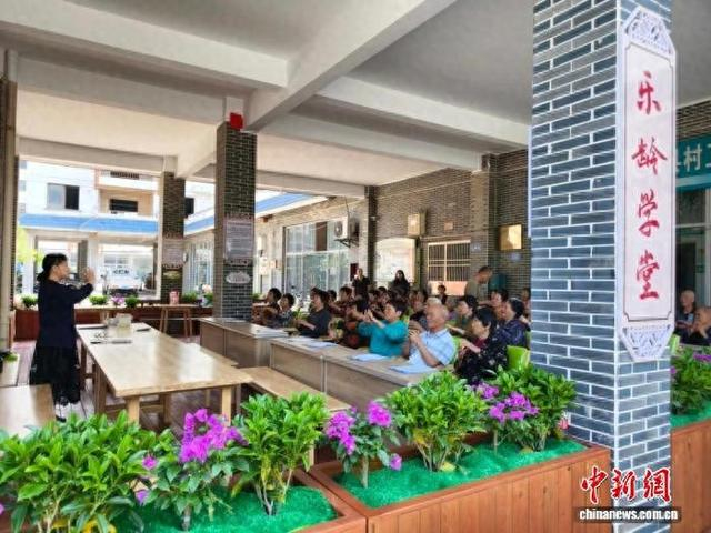 图为村里的老人们在老师的带领下练习手指舞。沙县区融媒体中心供图
