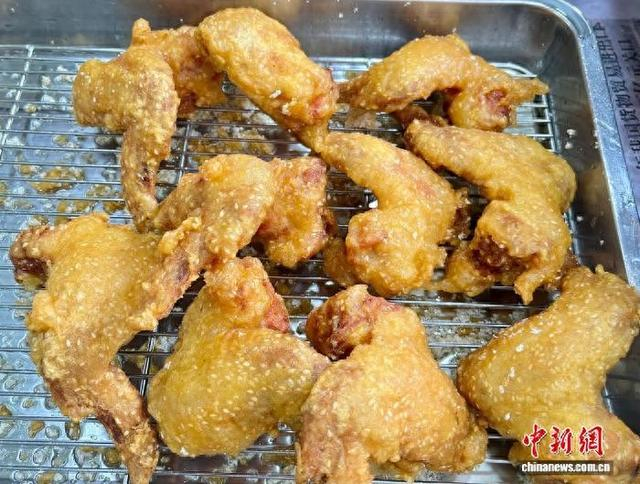 5月10日，汕头龙眼南美食街，刚出炉的腐乳鸡翅。 纪烨琦 摄