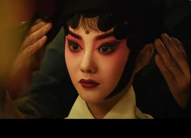 张艺谋首部电视剧《主角》发布剧照,刘浩存穿戏服、上戏妆|谋女郎|窦骁|秦海璐_新浪新闻
