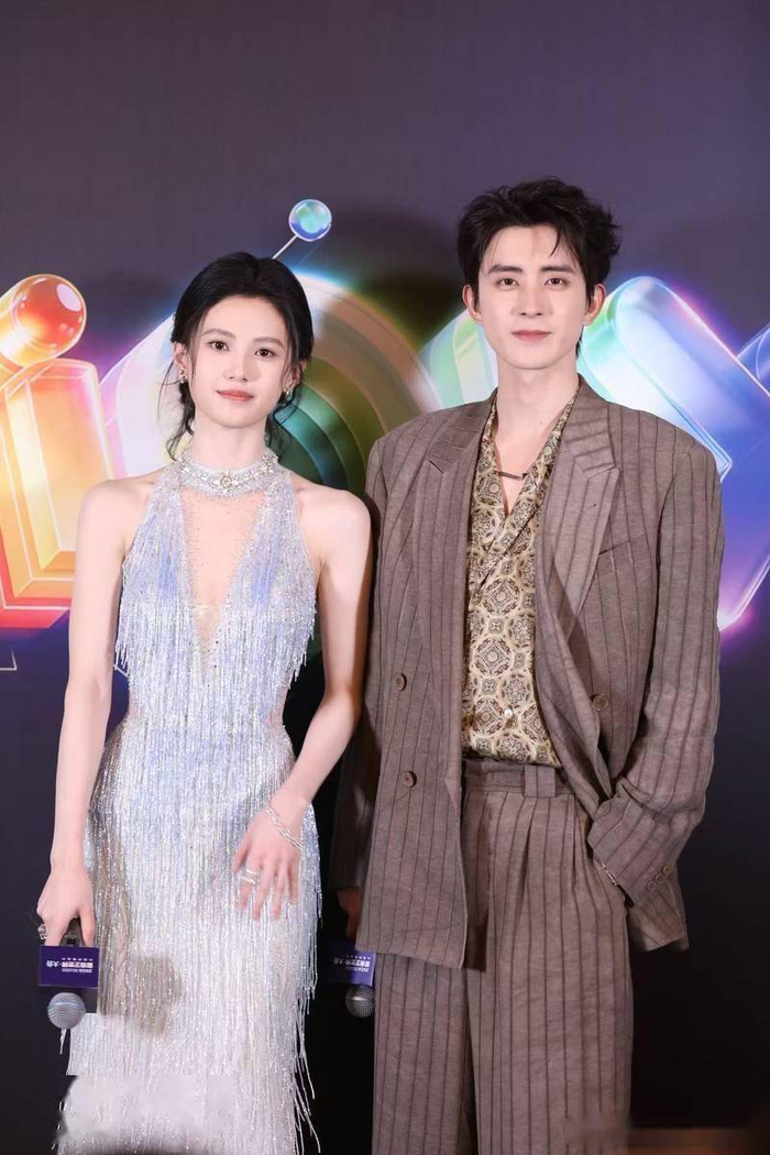 现场图实锤了：两人身材高挑、皮肤白皙，男帅女美气场超合，互动自然得不像演的，不刻意贴贴炒糖，也不故意避嫌摆架子。