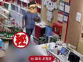 河北邯郸一女生穿校服进店买烟，老板当场拒绝挥手让其离开，“门口还有穿一样校服的学生，不该挣的钱坚决不碰”