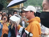 张颂文片场收工退回粉丝茶叶，温柔叮嘱粉丝，挣钱要给自己和家人花销_石先生_礼物_韶关