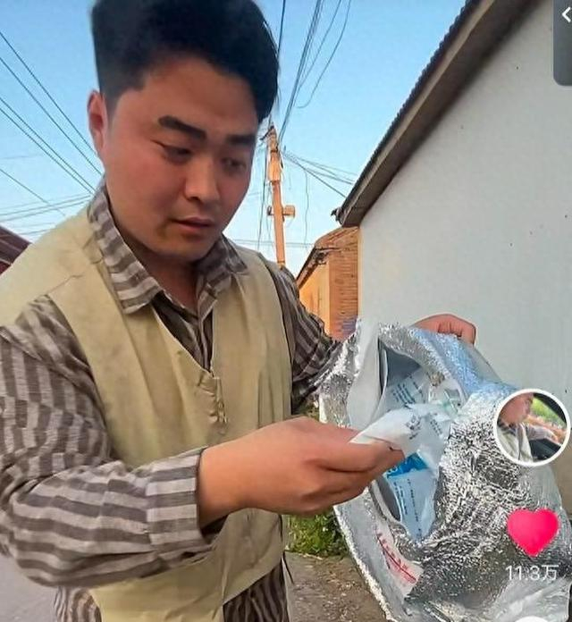 “程大叔”在垃圾桶找到自家榴莲的包装袋。图据视频截图