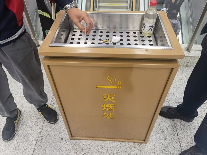站台上的灭烟处，上面放着“消防水”。新京报记者 周怀宗 摄