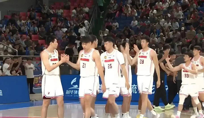 细看广东队本次的阵容构成，我们不难发现，其中如张昊、李文昊、李奕臻、陈家政、黄明依、杨溢以及王洪泽等多名球员都属于年轻球员群体，或是在CBA联赛中经验尚浅的新秀。他们亟需通过比赛获得宝贵的上场时间，以加速成长与提升。主教练杜锋显然有着明确的部署策略，他很可能安排主力球员适当出场的同时，更加强调年轻球员的培养尝试。特别值得关注的是刚刚从伤病中恢复的崔永熙，他迫切需要通过实战调整状态，重新融入球队节奏。球迷们对于这群新兴力量的表现充满了期待，希望他们能够在俱乐部杯赛事中展现出应有的实力与潜能，为球队带来积极影响。
