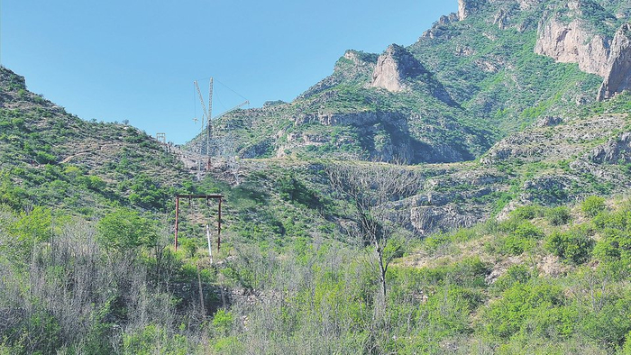 一条条索道凌空跨越山谷，成为忻州北—阳泉500千伏输电线路工程建设的“空中公路”。赵亚男 摄