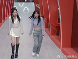 陈小纭穿过膝袜都冷，别说露肚脐的李菲儿了，美丽又冻人