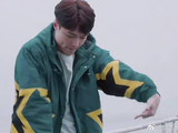 张艺兴坐船，还不忘练习舞蹈，被帅到了