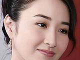 62岁关咏荷牵手张家辉亮相，一笑仍似少女引全网怀旧