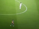 上半场0-2落后！维修斯场上散漫散步，消极态度彻底引发皇马球迷强烈不满