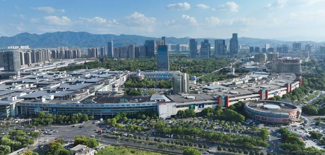 鸟瞰义乌国际商贸城（2024年9月6日摄，无人机照片）。新华社发（何锦程摄）