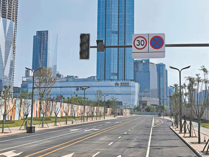    项目道路主体工程已基本完工。