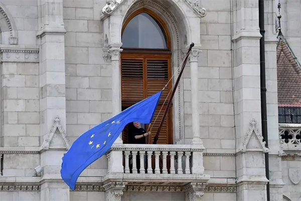  匈牙利国会大楼再次悬挂欧盟旗帜 法新社