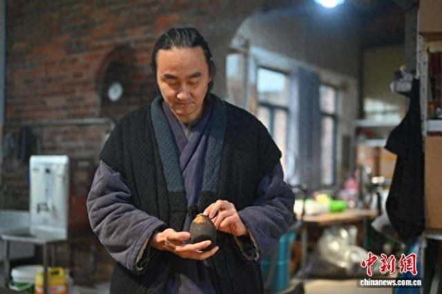 图为王伯杨检查成品柚罐。俞靖 摄