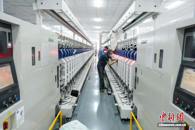 图为工人们在车间赶制订单。李向前 摄