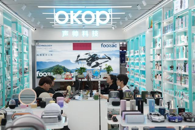 2026年3月30日在义乌全球数贸中心拍摄的一家销售数码产品的店铺。新华社记者 黄宗治 摄