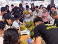 东盟榴莲价格亲民引发广西南宁民众“消费热”
