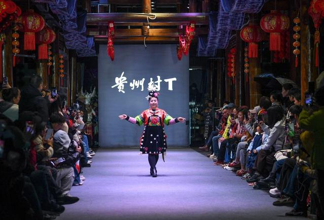 2026年3月8日，绣娘在“村T”舞台展示民族服饰。新华社记者 杨文斌 摄