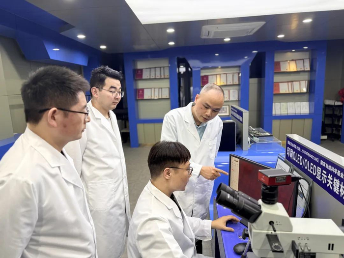 福州大学李福山教授（右一）与青年教师林立华（右二）等团队成员研讨技术问题。