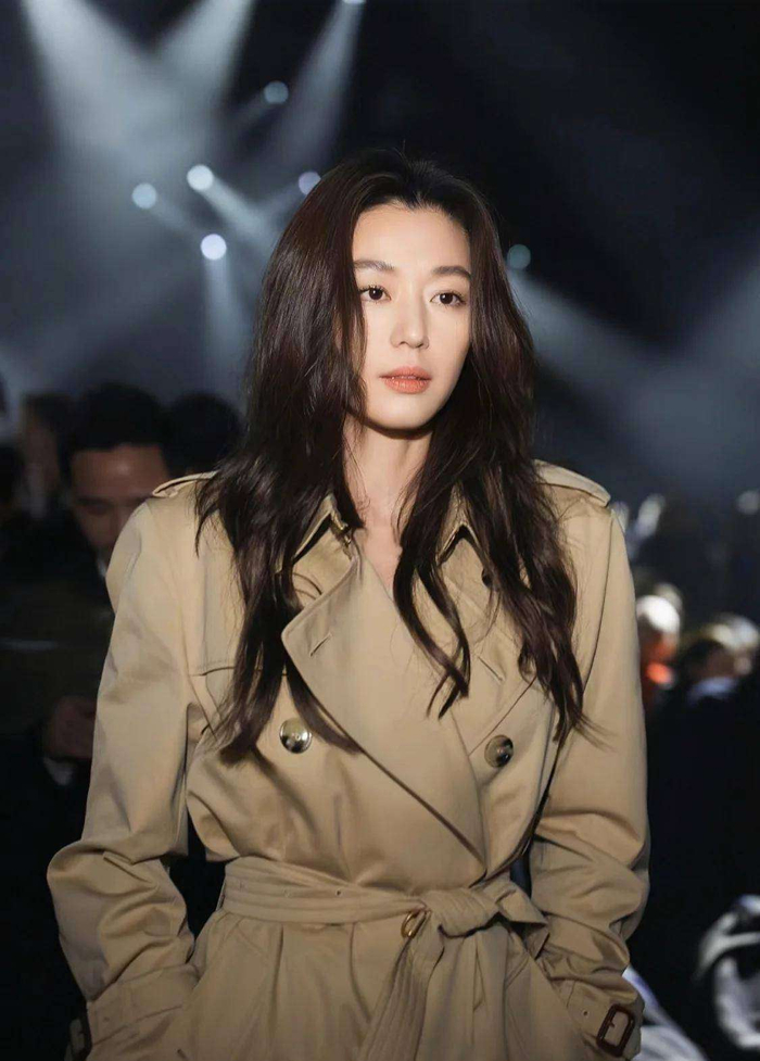  从国民女神到团队也救不回的境地，全智贤的遭遇无疑揭示了娱乐圈的残酷现实：颜值会消逝，流量会减退，唯有尊重与底线才能长久立足。如今，她的生图被群嘲，与其说是岁月无情，不如说是口碑坍塌后的连锁反应——毕竟观众的眼睛向来雪亮，谁又会为失德艺人的崩图买单呢？