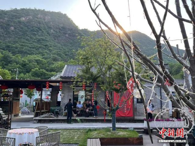 2026年5月，游客游览北京市门头沟区王平镇的一家民宿。中新社记者 吕少威 摄