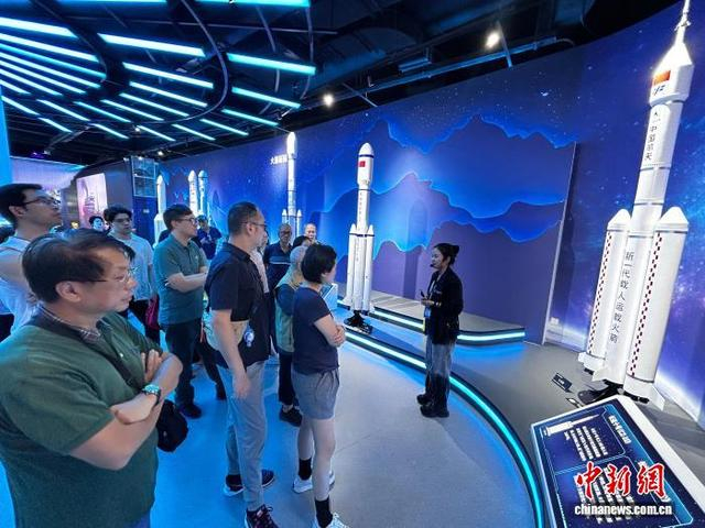 5月10日，香港企业家代表团走进文昌航天科普中心开展沉浸式航天体验。中新社记者 符宇群 摄
