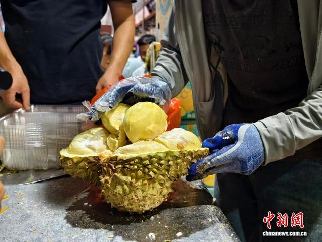 图为商户开好的榴莲。刘芷邑 摄
