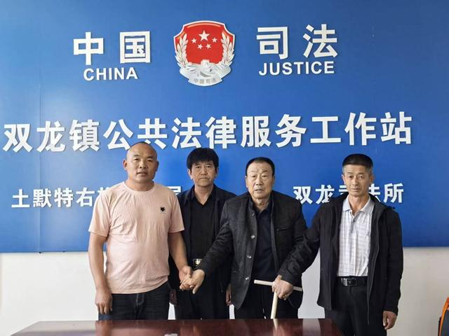 在“法律明白人”陈浩的调解下，当事人握手言和。（资料图）