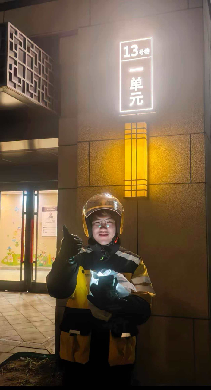夜间常亮的楼门牌获得小哥点赞。金茂悦社区供图