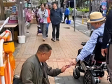 张纪中一家现身乌镇,72岁高龄抱着5岁儿子,妻子孕4个月显怀了