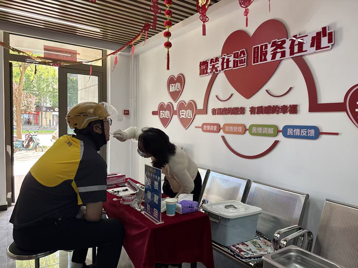金茂悦社区友好共建单位为外卖快递小哥进行口腔检查。新京报记者 耿子叶 摄