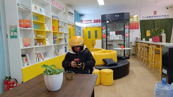 龙湖天街“小哥暖心驿站”。天宫院街道供图