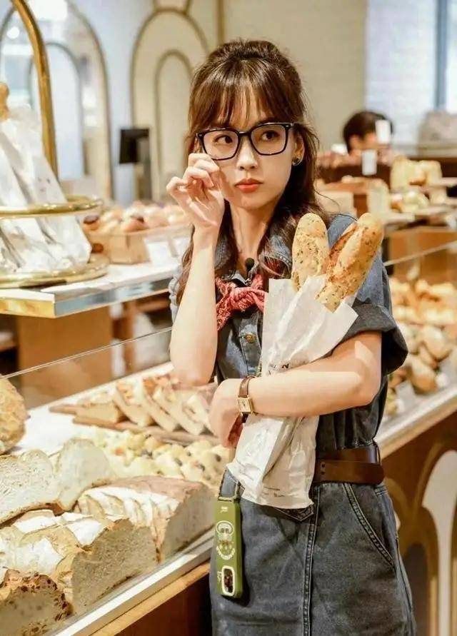 总结王冰冰是一位打破常规又承载时代矛盾的媒体人：专业上，她以扎实功底跨界多元舞台，证明“颜值与才华可并存”；精神上，她的“重启论”赋予大众突破桎梏的勇气；争议中，她则成为审视公众人物隐私权、新闻娱乐化的样本。其价值不仅在于个人成就，更在于映射了传统媒体转型中的机遇与阵痛——当“破圈”成为必然，如何在流量浪潮中锚定专业内核，是王冰冰与行业共同求解的命题。